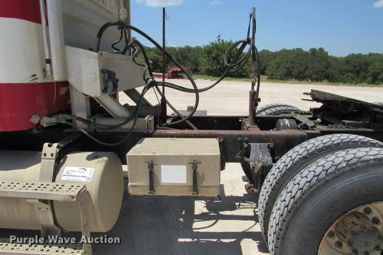 image for item DE0183 1994 Freightliner FLD120 semi truck