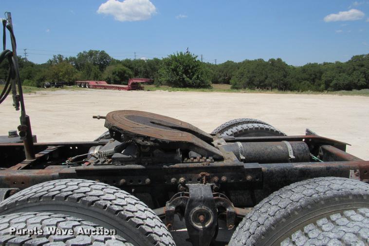 image for item DE0183 1994 Freightliner FLD120 semi truck