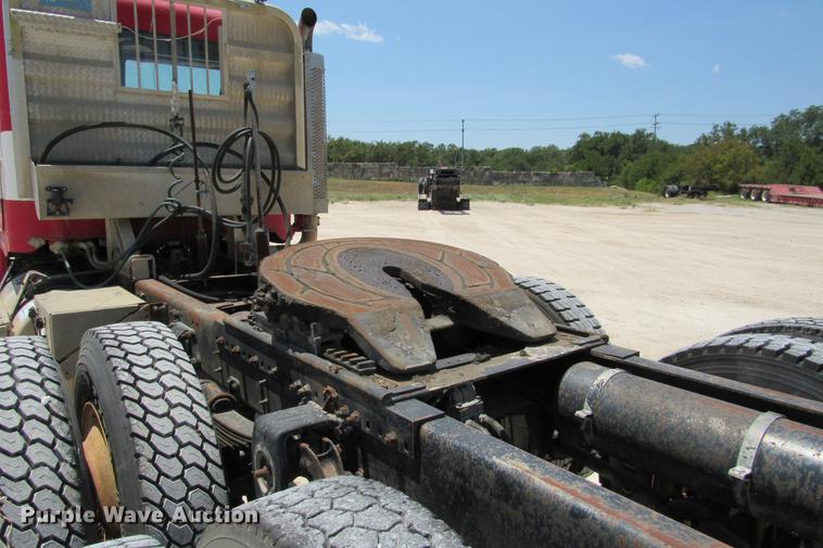 image for item DE0183 1994 Freightliner FLD120 semi truck