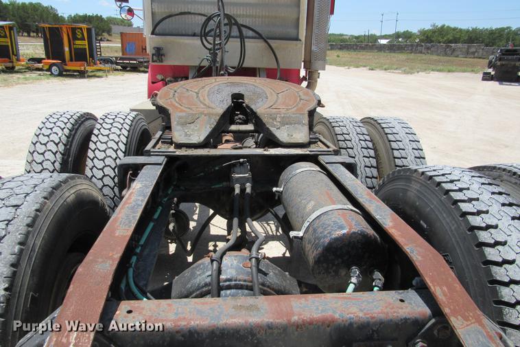 image for item DE0183 1994 Freightliner FLD120 semi truck