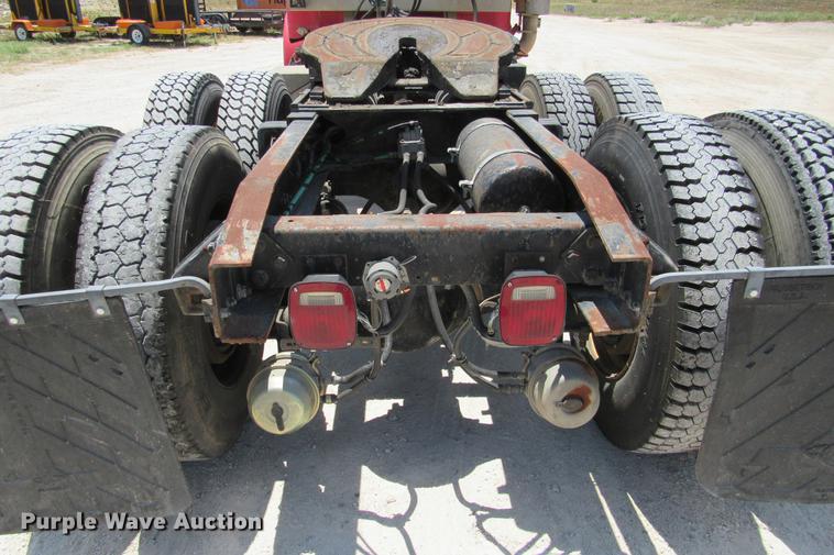 image for item DE0183 1994 Freightliner FLD120 semi truck