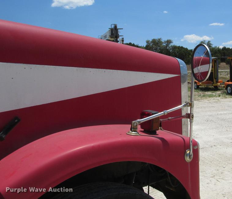 image for item DE0183 1994 Freightliner FLD120 semi truck