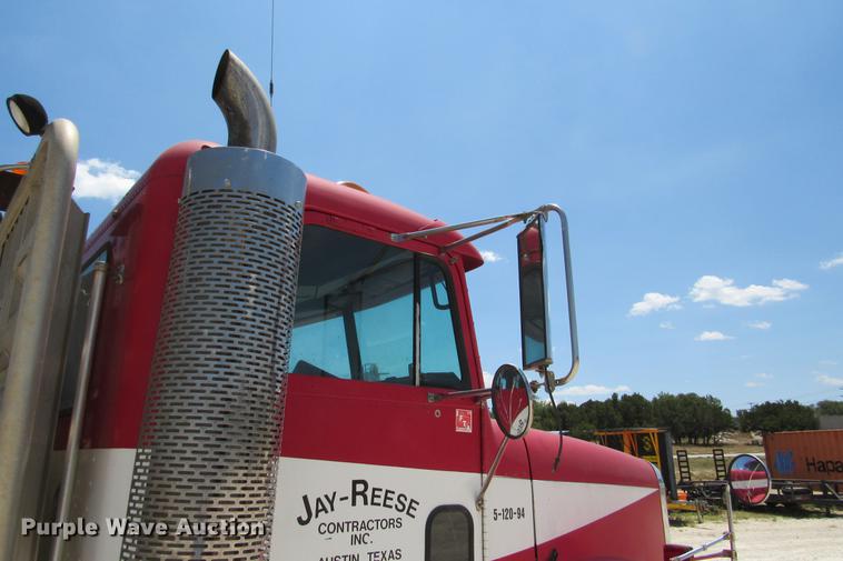 image for item DE0183 1994 Freightliner FLD120 semi truck