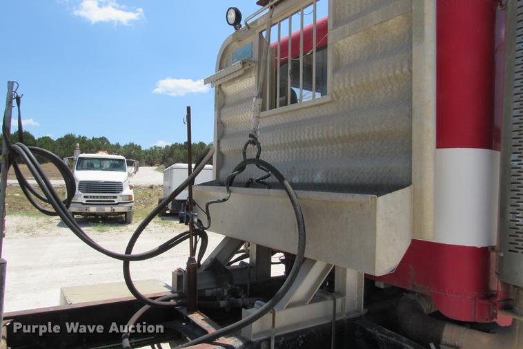 image for item DE0183 1994 Freightliner FLD120 semi truck