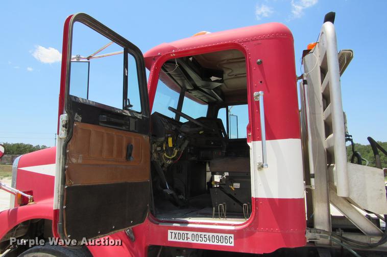 image for item DE0183 1994 Freightliner FLD120 semi truck