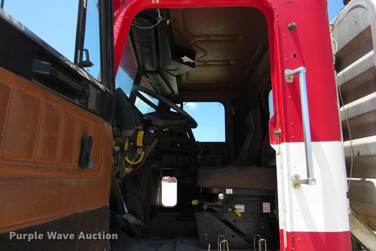 image for item DE0183 1994 Freightliner FLD120 semi truck