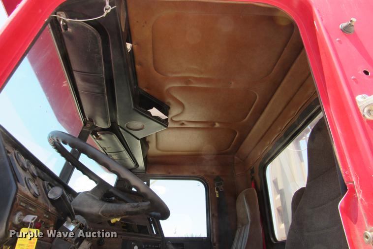 image for item DE0183 1994 Freightliner FLD120 semi truck