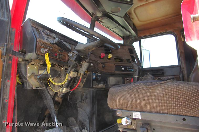 image for item DE0183 1994 Freightliner FLD120 semi truck