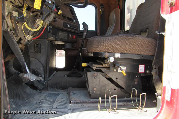 image for item DE0183 1994 Freightliner FLD120 semi truck