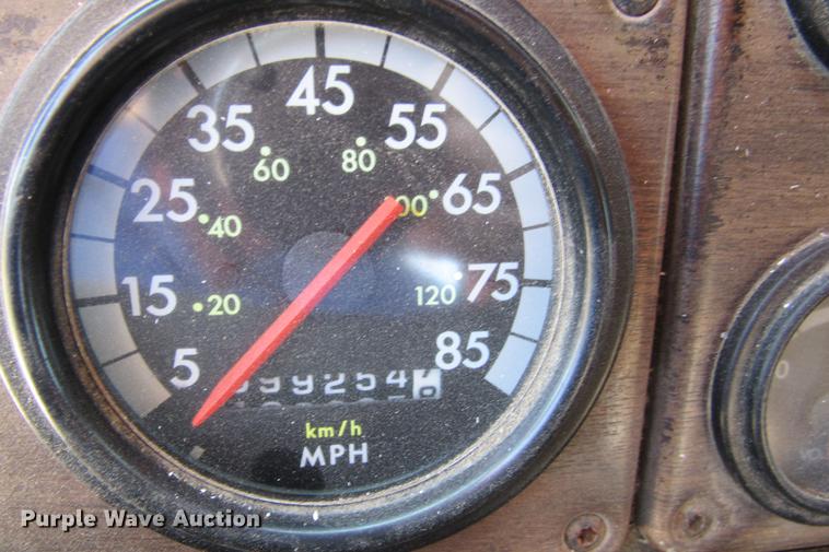 image for item DE0183 1994 Freightliner FLD120 semi truck