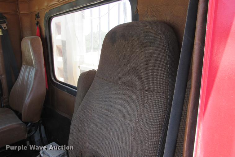 image for item DE0183 1994 Freightliner FLD120 semi truck