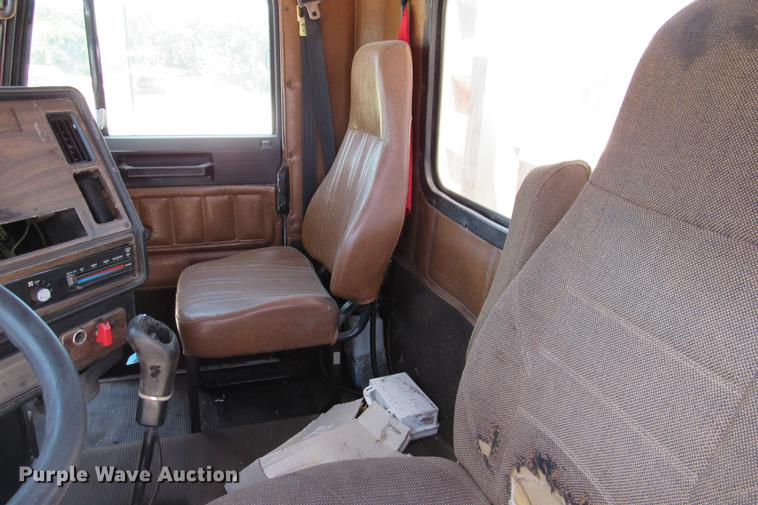 image for item DE0183 1994 Freightliner FLD120 semi truck