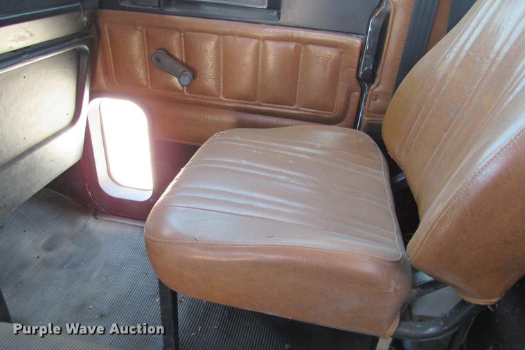 image for item DE0183 1994 Freightliner FLD120 semi truck