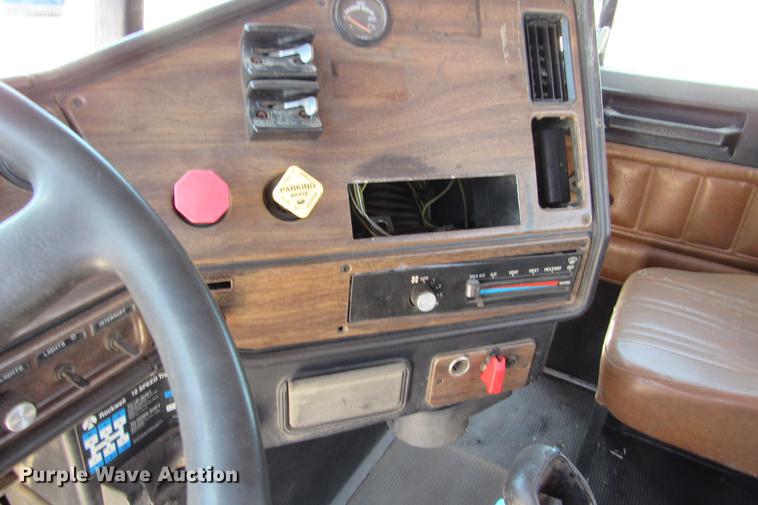 image for item DE0183 1994 Freightliner FLD120 semi truck