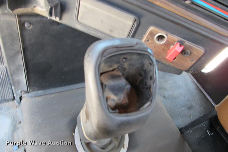 image for item DE0183 1994 Freightliner FLD120 semi truck