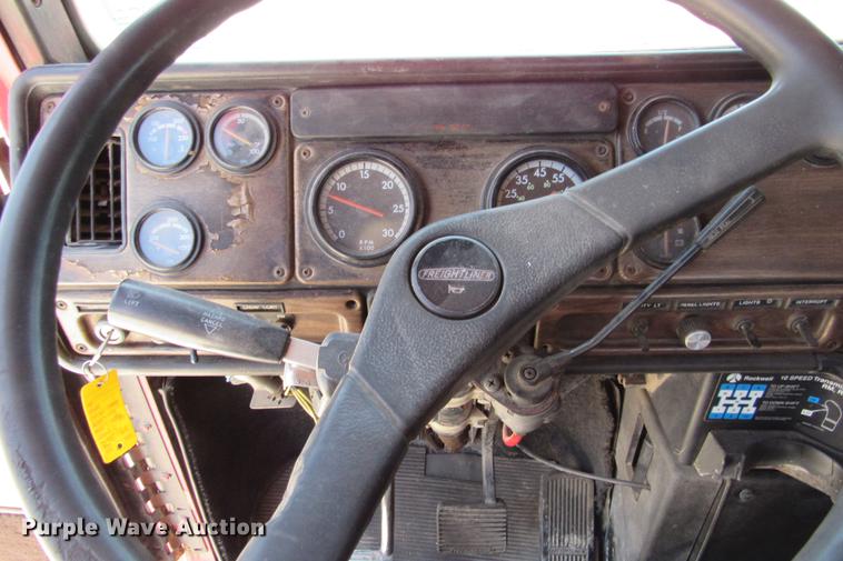 image for item DE0183 1994 Freightliner FLD120 semi truck