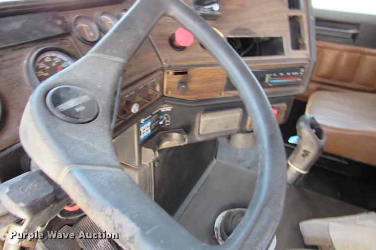 image for item DE0183 1994 Freightliner FLD120 semi truck