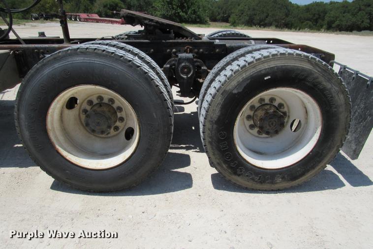 image for item DE0183 1994 Freightliner FLD120 semi truck