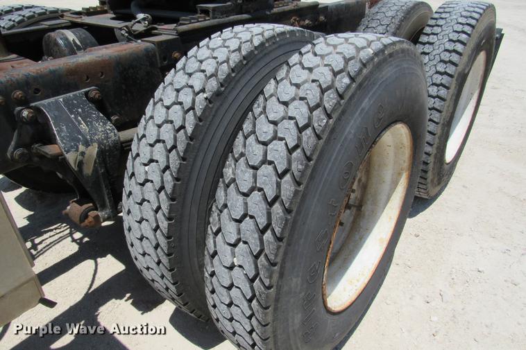 image for item DE0183 1994 Freightliner FLD120 semi truck