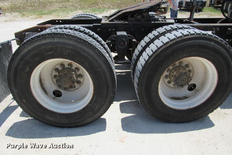 image for item DE0183 1994 Freightliner FLD120 semi truck