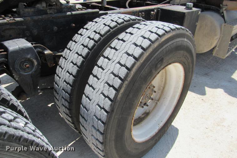 image for item DE0183 1994 Freightliner FLD120 semi truck