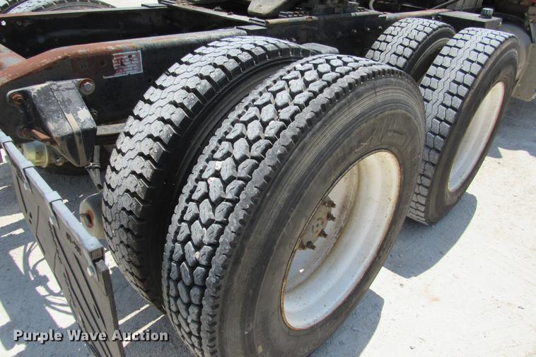 image for item DE0183 1994 Freightliner FLD120 semi truck