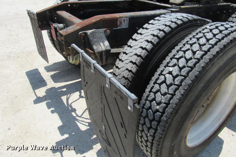 image for item DE0183 1994 Freightliner FLD120 semi truck