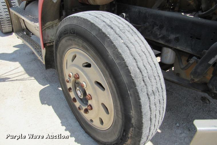 image for item DE0183 1994 Freightliner FLD120 semi truck