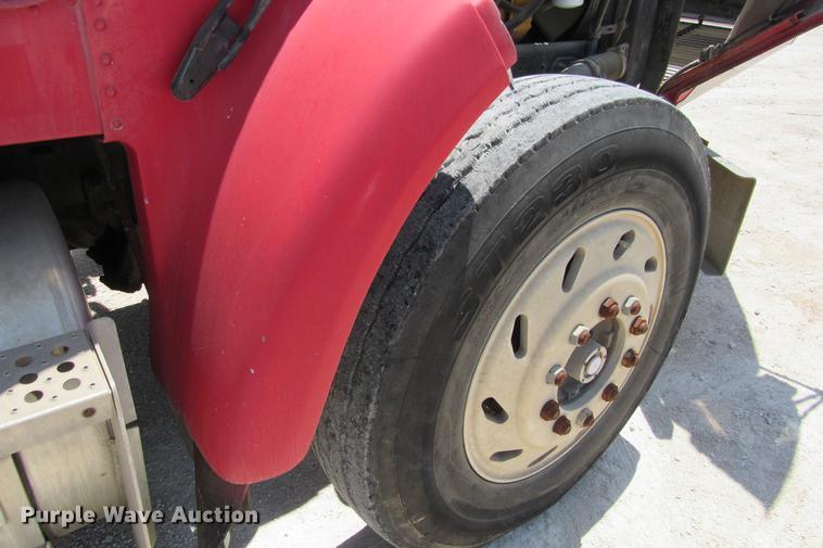 image for item DE0183 1994 Freightliner FLD120 semi truck