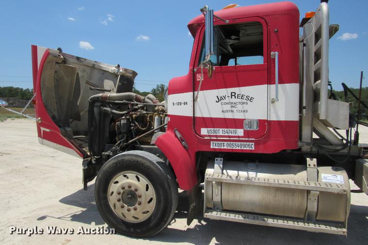 image for item DE0183 1994 Freightliner FLD120 semi truck