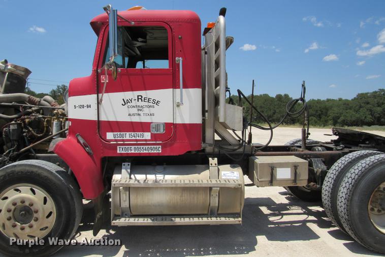 image for item DE0183 1994 Freightliner FLD120 semi truck