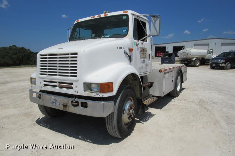 image for item DE0184 1993 International 8100 flatbed truck