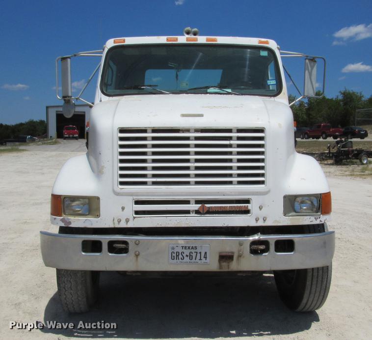 image for item DE0184 1993 International 8100 flatbed truck