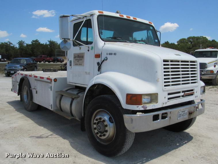 image for item DE0184 1993 International 8100 flatbed truck
