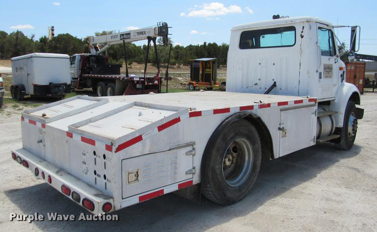 image for item DE0184 1993 International 8100 flatbed truck
