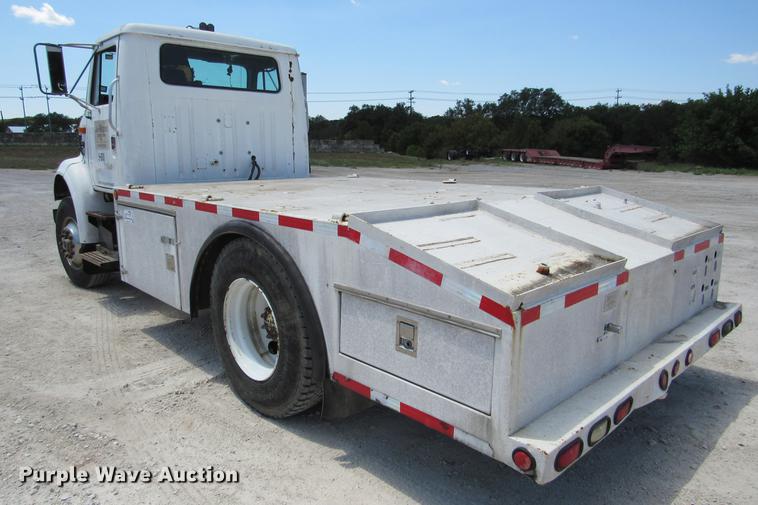 image for item DE0184 1993 International 8100 flatbed truck
