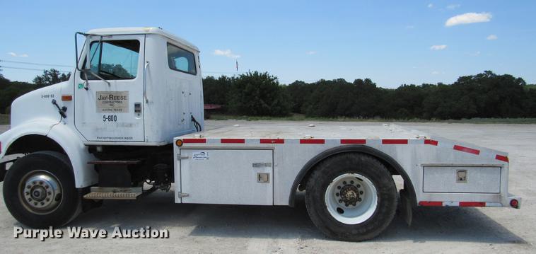 image for item DE0184 1993 International 8100 flatbed truck