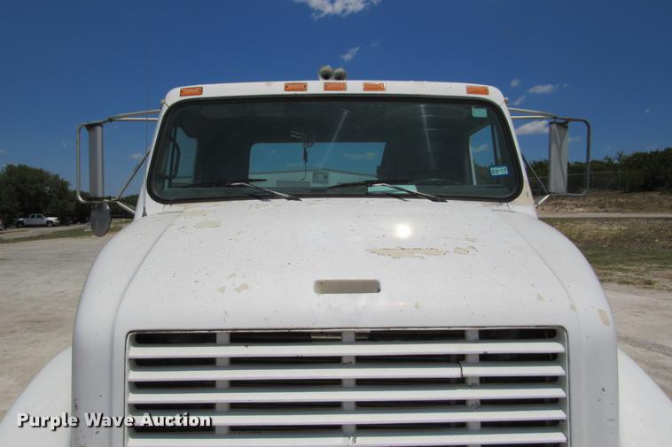 image for item DE0184 1993 International 8100 flatbed truck
