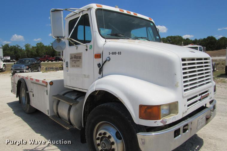 image for item DE0184 1993 International 8100 flatbed truck