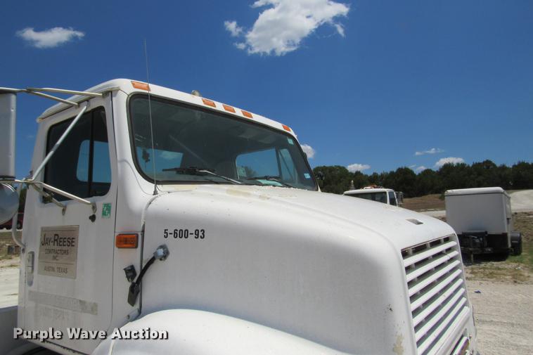 image for item DE0184 1993 International 8100 flatbed truck