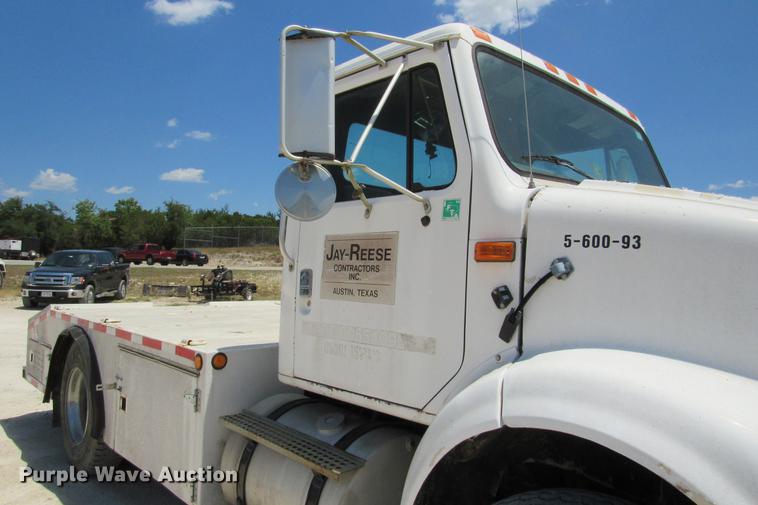 image for item DE0184 1993 International 8100 flatbed truck