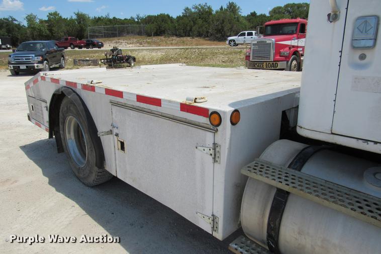 image for item DE0184 1993 International 8100 flatbed truck