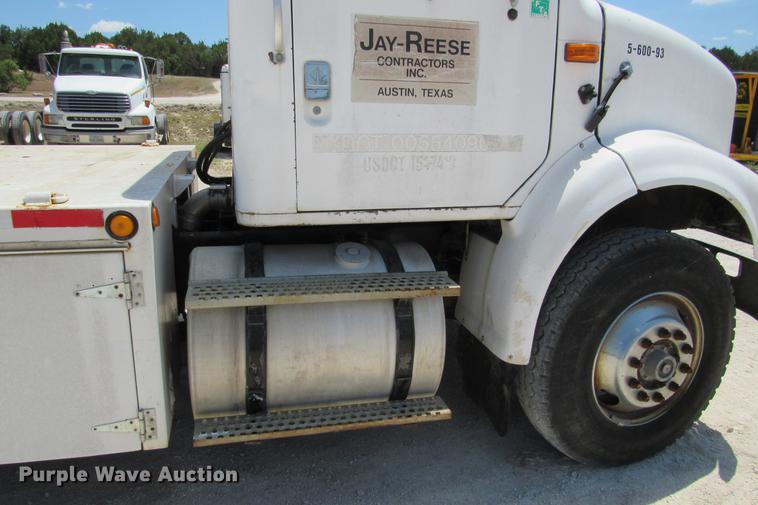 image for item DE0184 1993 International 8100 flatbed truck