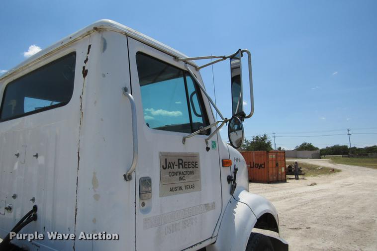 image for item DE0184 1993 International 8100 flatbed truck