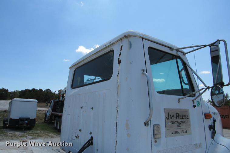 image for item DE0184 1993 International 8100 flatbed truck