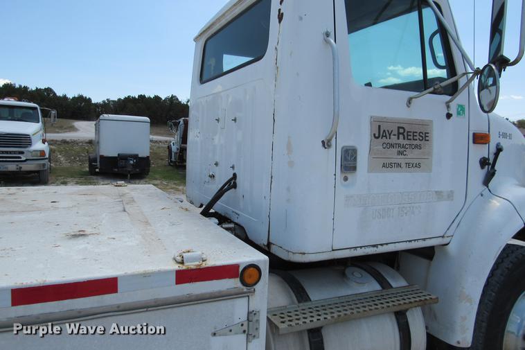 image for item DE0184 1993 International 8100 flatbed truck