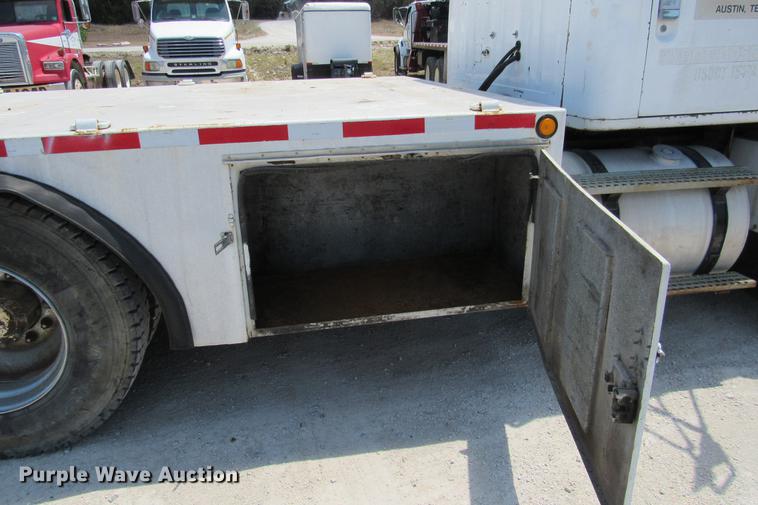 image for item DE0184 1993 International 8100 flatbed truck