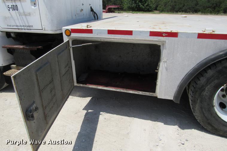 image for item DE0184 1993 International 8100 flatbed truck