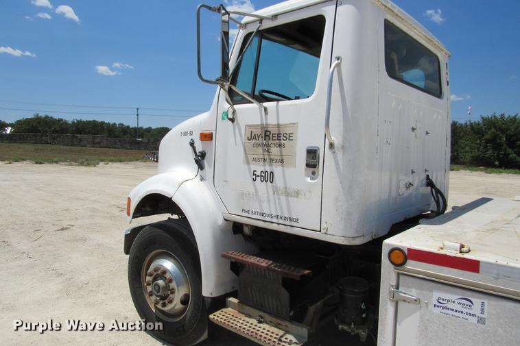 image for item DE0184 1993 International 8100 flatbed truck