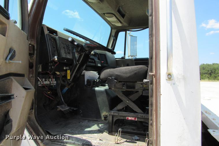 image for item DE0184 1993 International 8100 flatbed truck